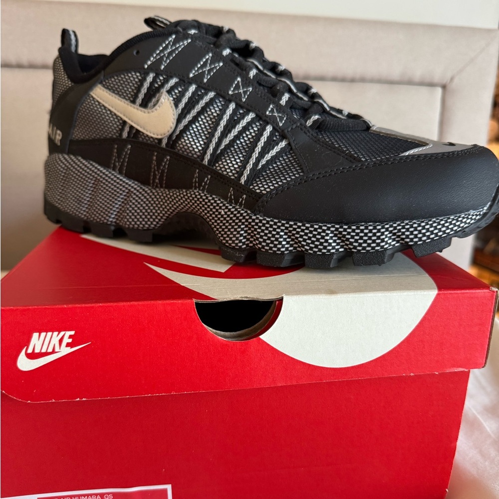 Brand new men’s Nike Air Humara QS trail sneaker.  Size 13. black and silver.
